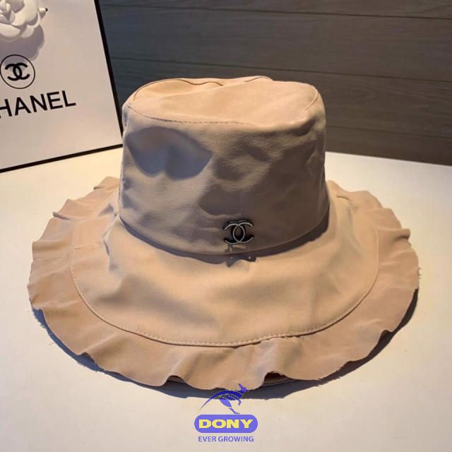Mũ Chanel Rộng Vành Logo Đính Đá Viền Ngọc