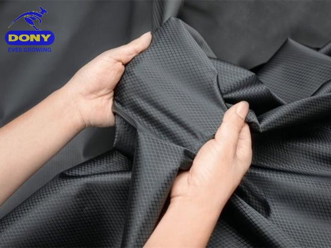 Cấu Trúc Phân Tử Bền Vững Của Polyester Giúp Hạn Chế Tình Trạng Nhăn Nhúm Tới 70% So Với Vải Cotton Thông Thường.