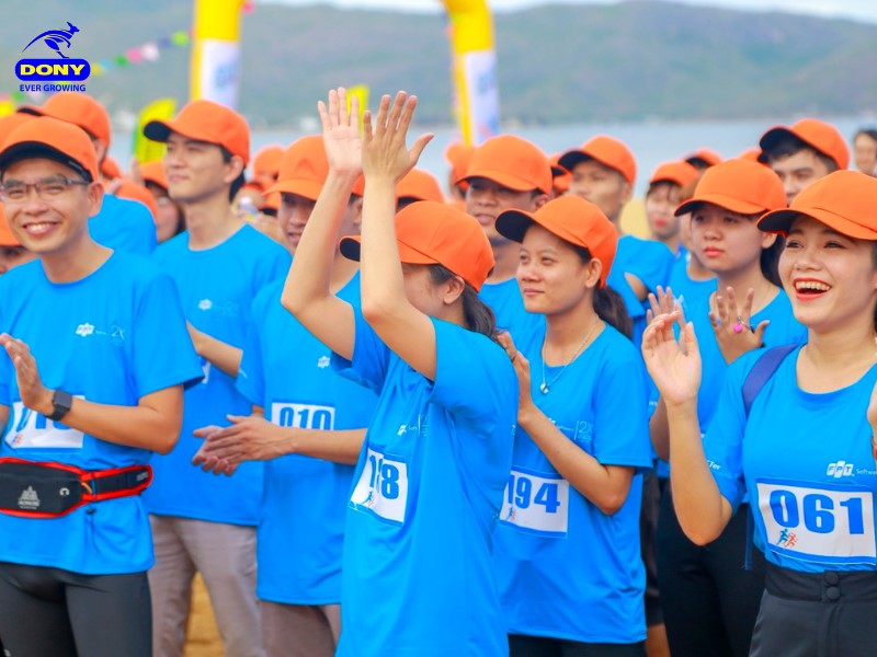 Mẫu 11: Đồng Phục Team Building Áo Thun Xanh Dương Và Mũ Lưỡi Trai Cam