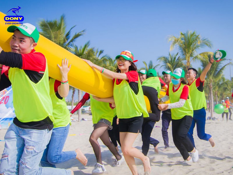 Mẫu 4: Đồng Phục Team Building Áo Thun Đỏ - Đen Phối Áo Lưới