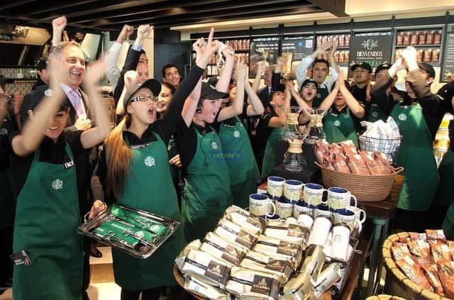 Ví dụ: Starbucks sử dụng tạp dề xanh lá đi kèm logo để tạo dấu ấn đặc trưng.