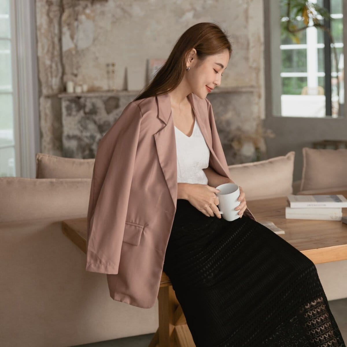 Mẫu 1: Áo blazer đồng phục màu be hồng thanh lịch.